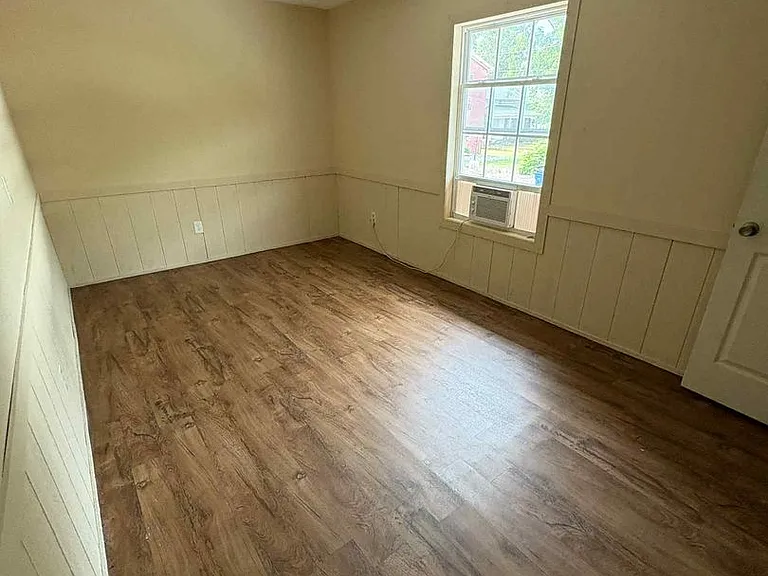529 E Main St — Photo 8