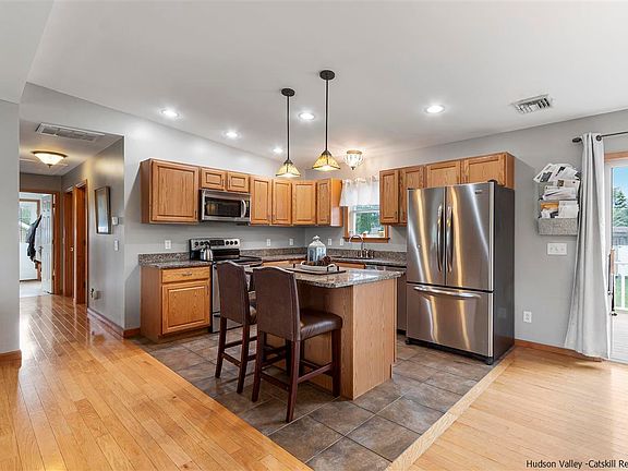 3rd image of 110 Canterbury Dr
