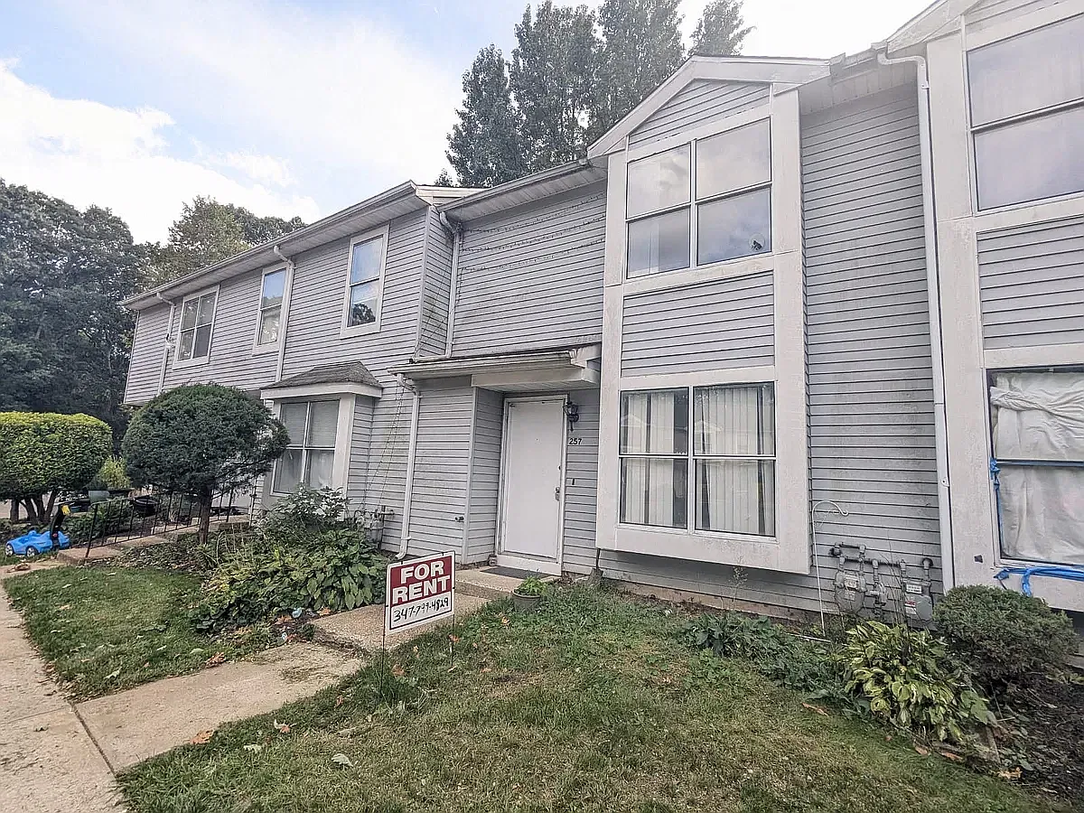 2 bed, 1040 sqft, $2,450 — Photo 1
