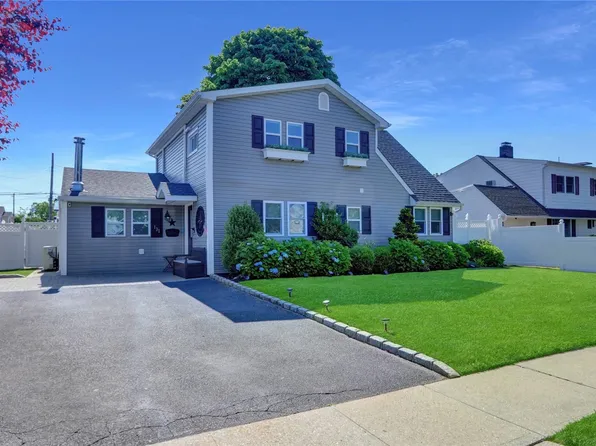 131 Brittle Lane, Hicksville, NY 11801