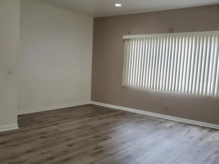 1422 N Martel Ave #5 — Photo 4