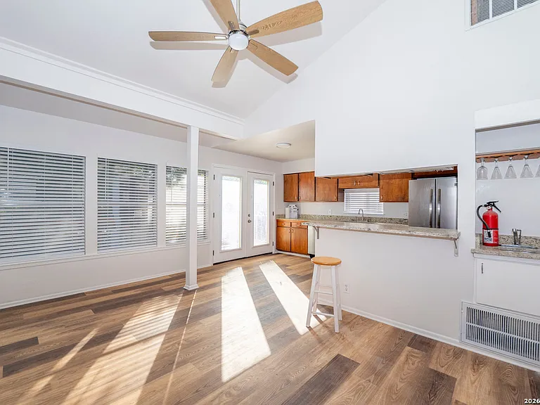 538 W Elsmere Pl — Photo 3