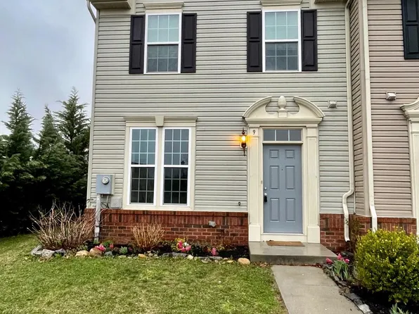 9 Erie Pl, Falling Waters, WV 25419