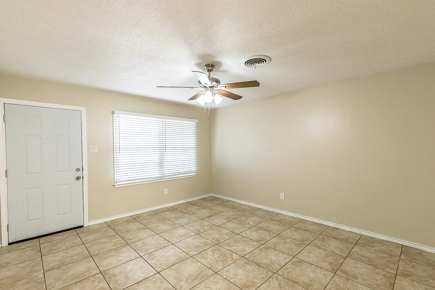 3 bed, 2.0 bath, 1514 sqft, $1,395 — Photo 2