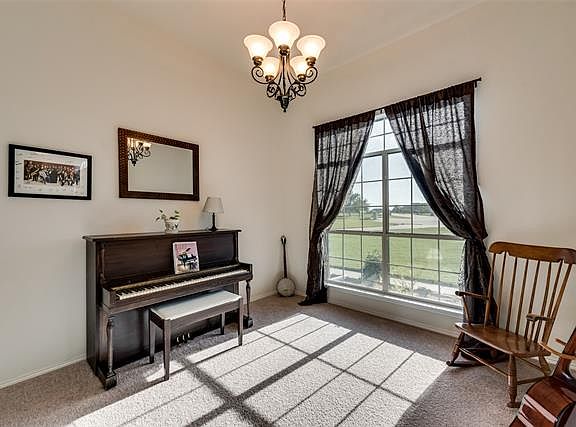 4th image of 124 Courtney Cir