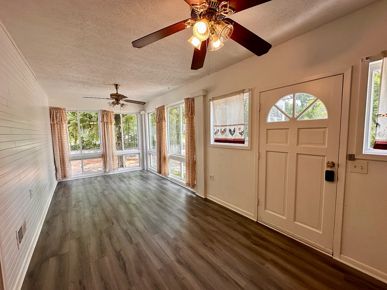 3 bed, 1943 sqft, $2,200 — Photo 2