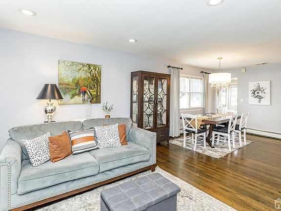 3rd image of 142 Bedford Ave