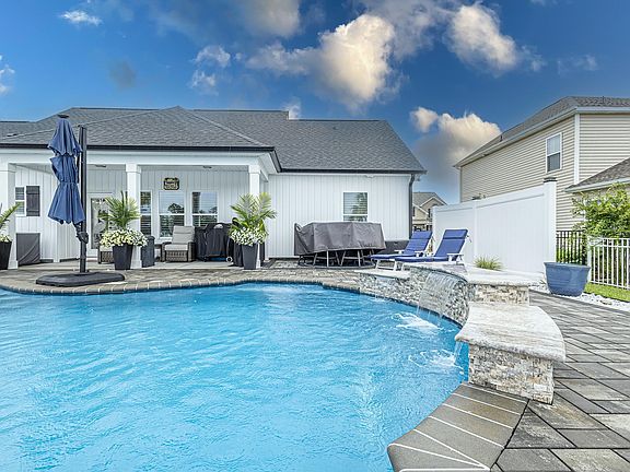 5th image of 817 Atlantic Commons Dr.