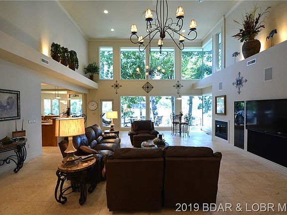 3rd image of 702 Brookhaven Ln