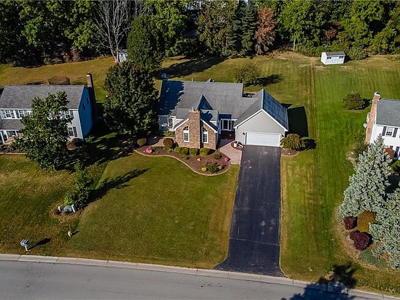 3rd image of 8 Fox Hill Dr