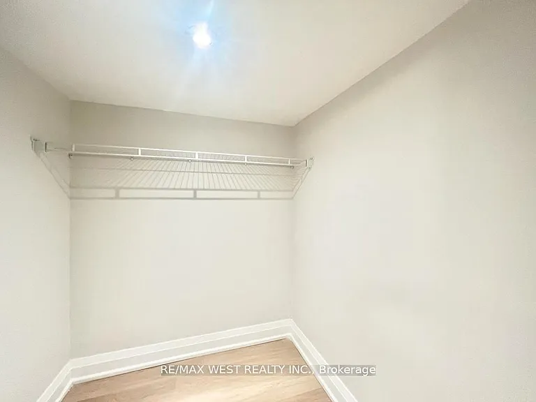 4 Sutherland Ave #BASEMENT — Photo 7