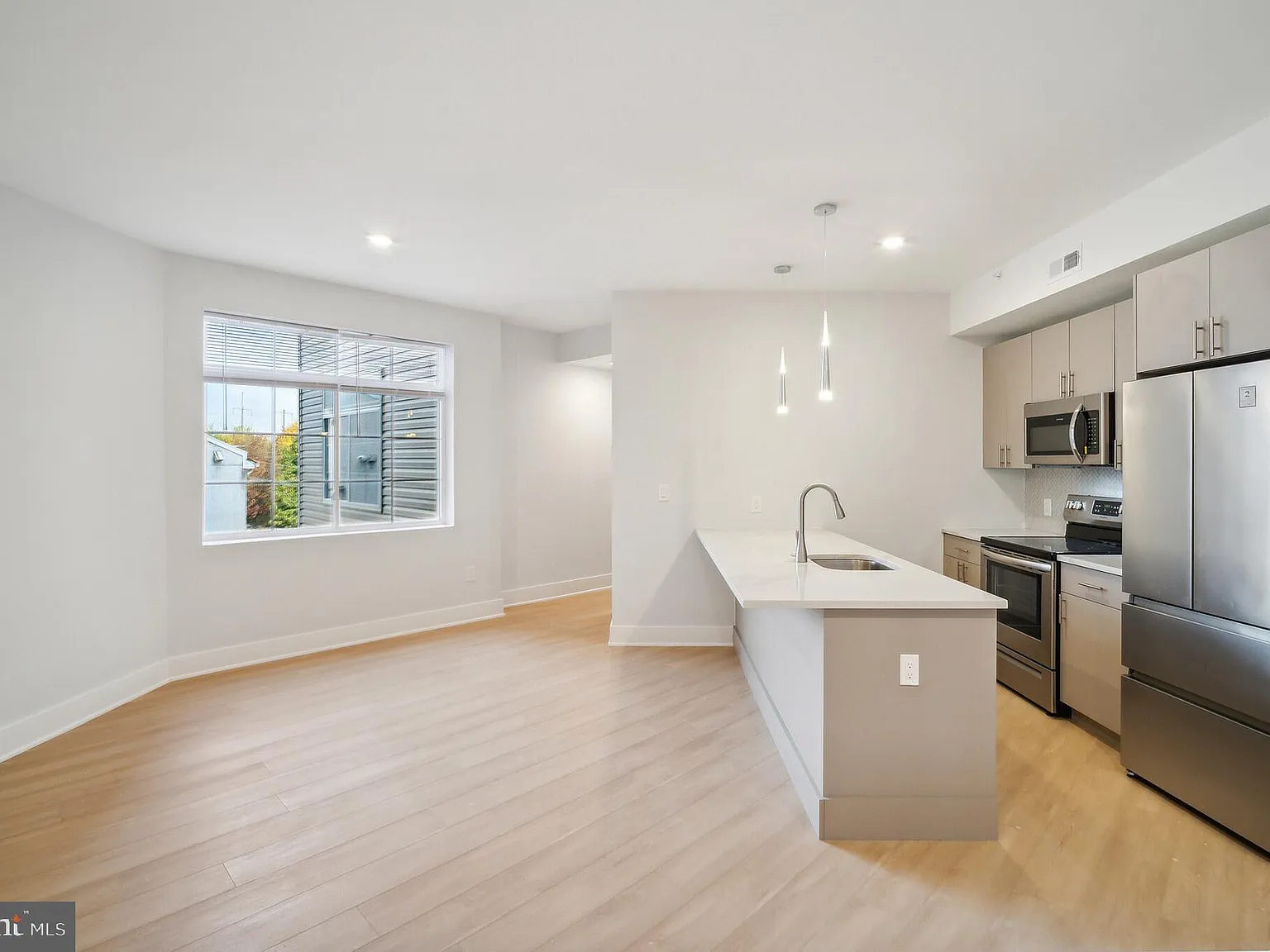 2 bed, 850 sqft, $1,700 — Photo 1