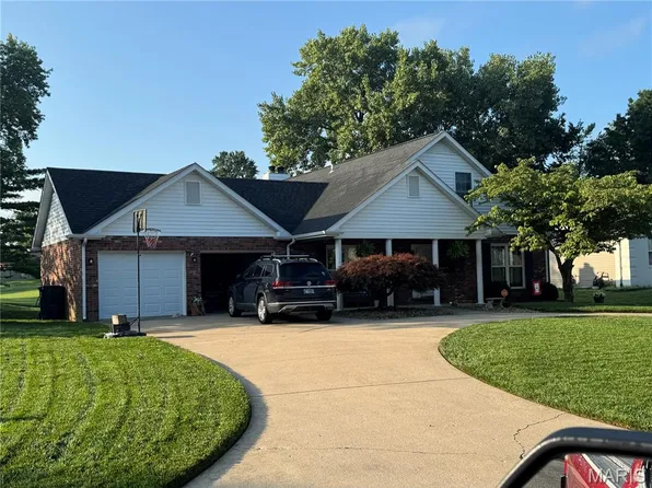 40 Pebble Hill Dr, Belleville, IL 62223