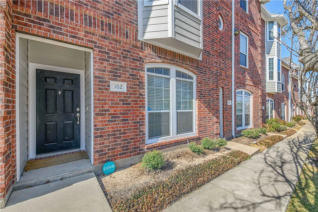 4 bed, 4.5 bath, 1856 sqft, $2,400 — Photo 2