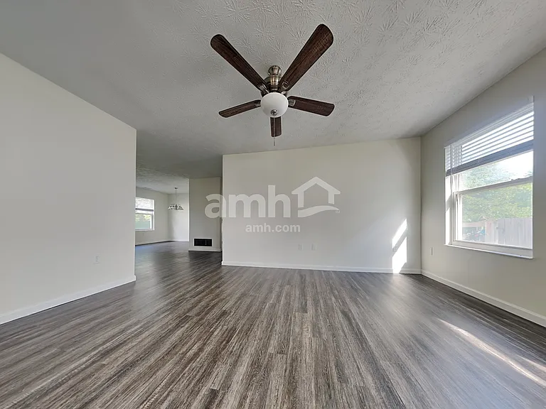 918 Arthur St — Photo 5