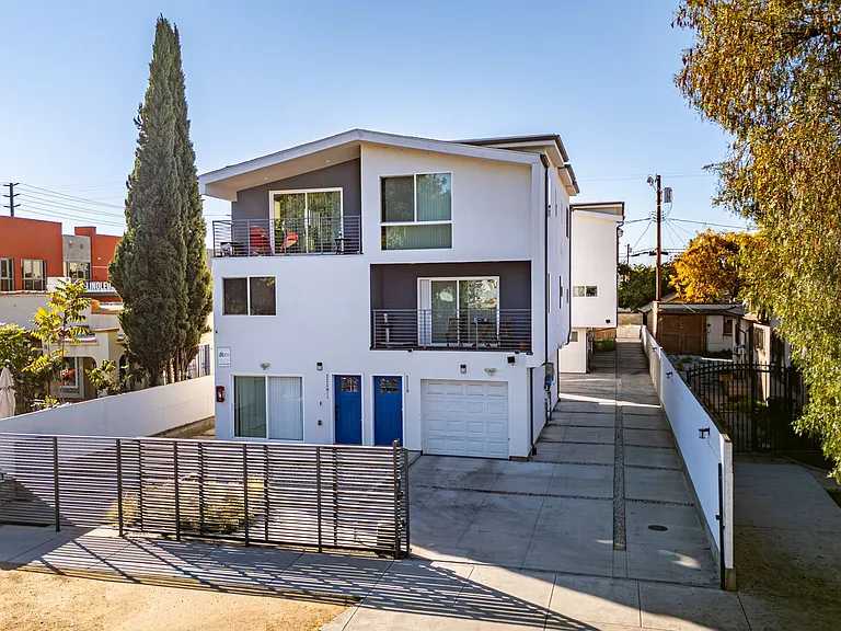 1119 N Berendo St — Photo 15