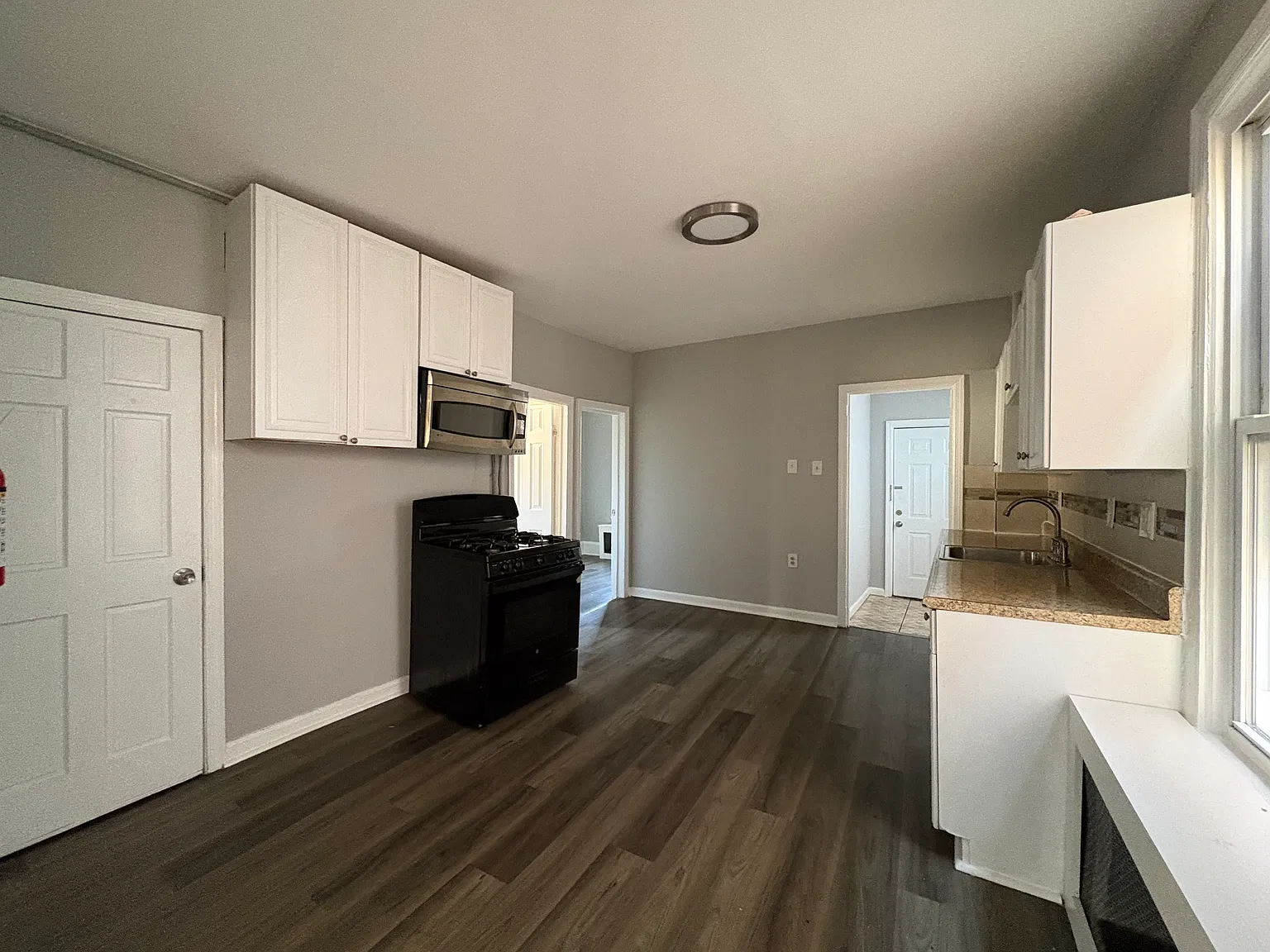 4 bed, 1295 sqft, $2,795 — Photo 2
