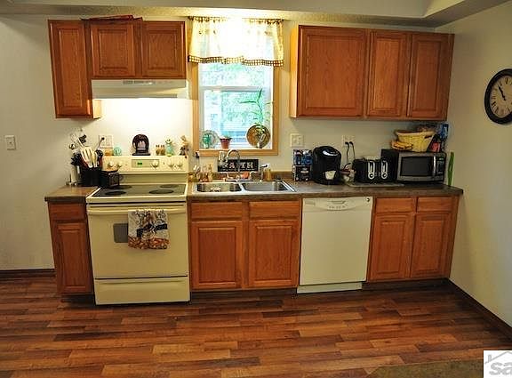 4th image of 217 Stuntz Ave