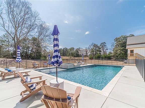 2nd image of 1009 Easy St