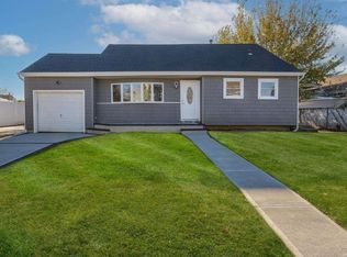 61 W Marine Ave, Lindenhurst, NY 11757