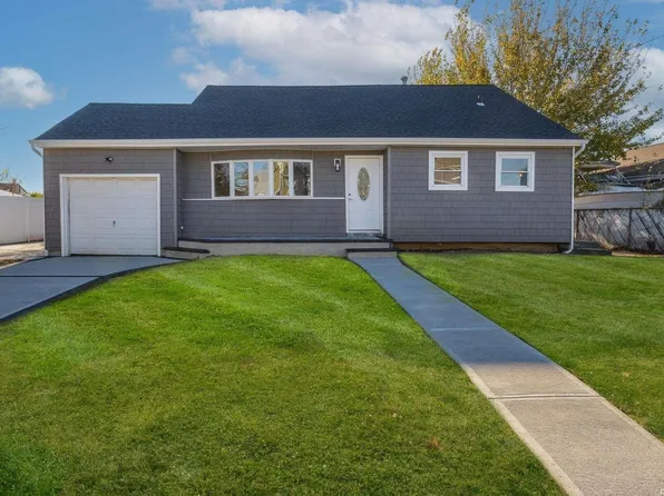 61 W Marine Avenue, Lindenhurst, NY 11757