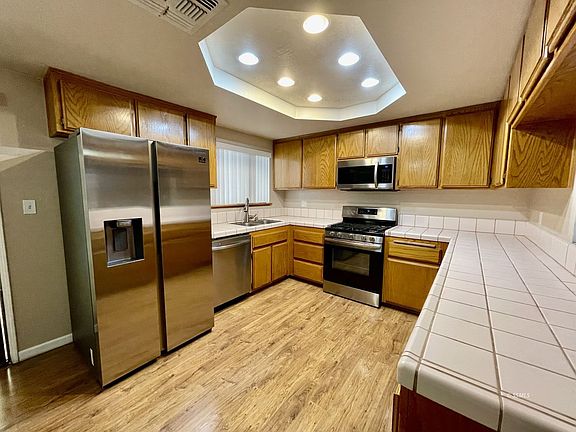 3rd image of 612 Heather Ct