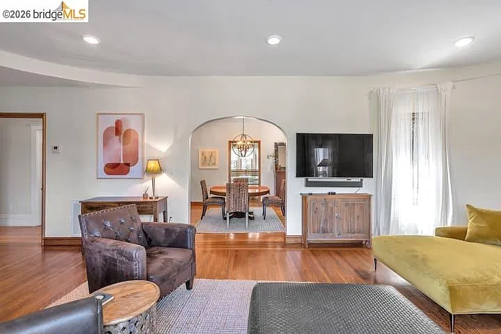 3 bed, 2.0 bath, 4020 sqft, $6,200 — Photo 3