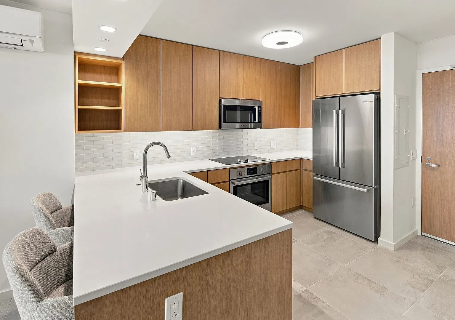 Sky Ala Moana West - Furnished 1 Bedroom, 1 Bathroom, 1 Parking Stall — Photo 2
