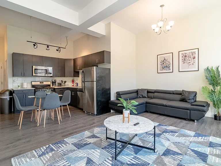 2112 S Michigan Ave #2 — Photo 3