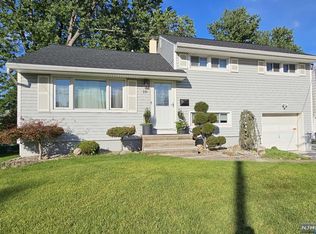 10 Eldorado Ct, Rochelle Park, NJ 07662