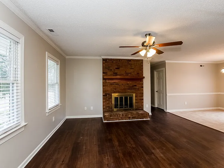 2515 Haybrook Ln — Photo 4