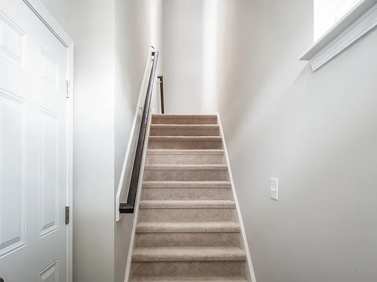 1010 Larabee Ln — Photo 3