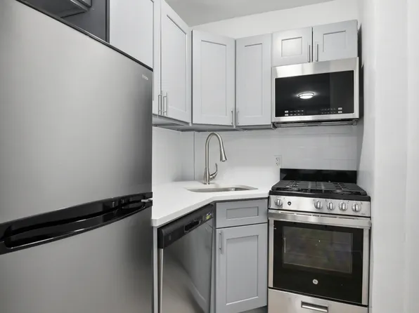 321 East 48th Street image 4 of 9