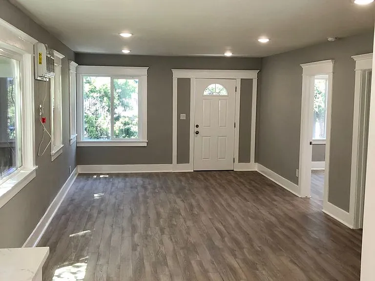 6678-88 De Longpre Ave — Photo 2