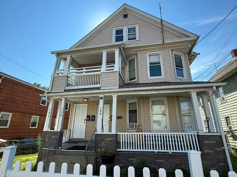 188 Monroe St — Photo 1