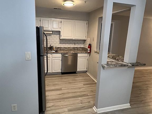 5th image of 523 Waterford Dr