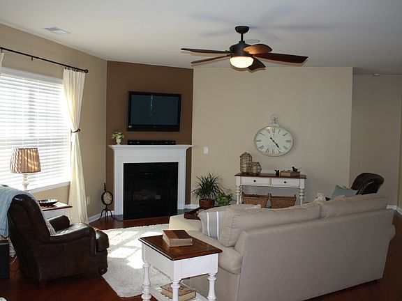 Main floor family w fireplace