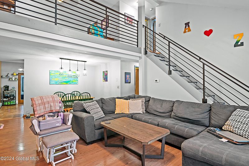 4th image of 32 Mayapple Way