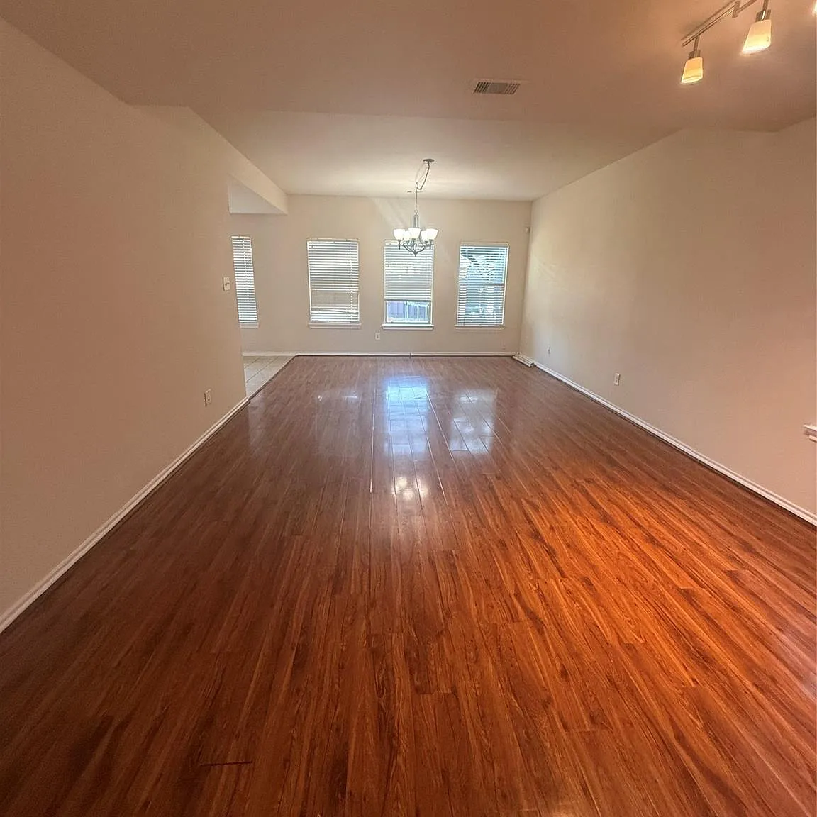 4 bed, 2.5 bath, 2105 sqft, $2,595 — Photo 4