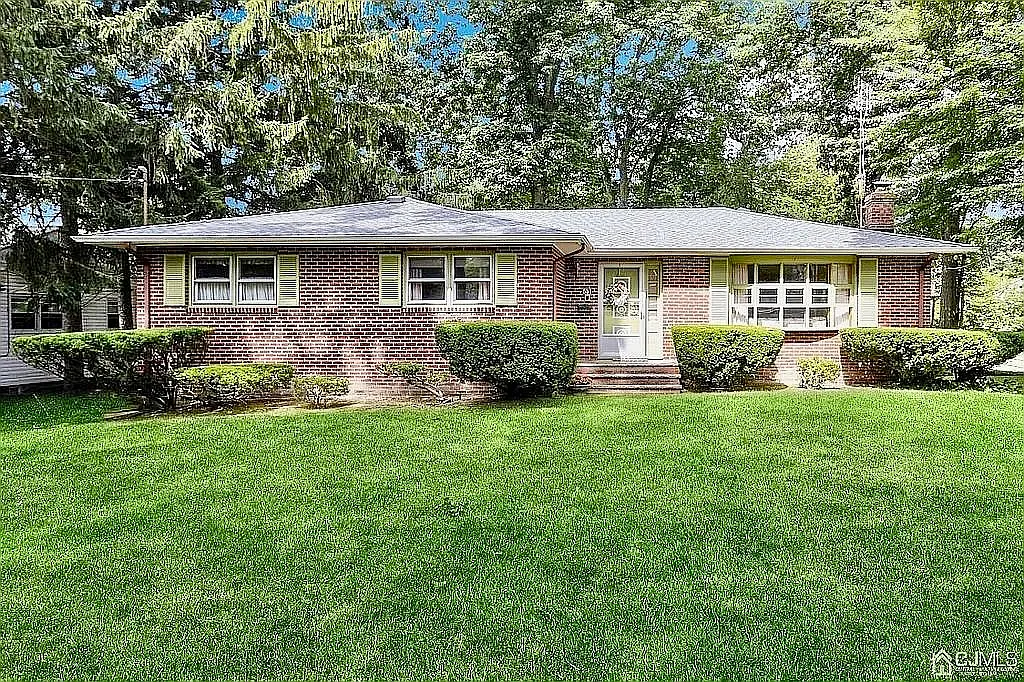 531 Ryders Ln — Photo 1