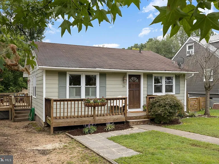 204 Alexandria St — Photo 1
