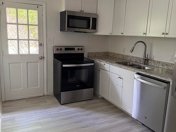 5th image of 1015 Rosedale Ave