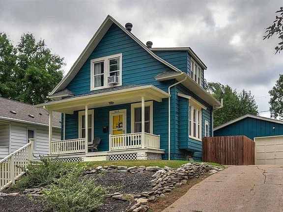 Driveway and oversized garage for plenty of off street parking