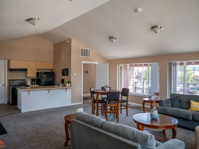 Vista Pointe Apartments in South Salem Oregon Comfortable Living Near Shopping and I5 — Photo 5