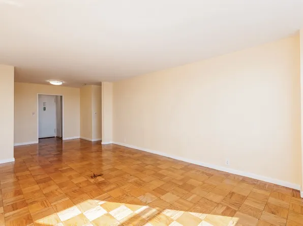 70-25 Yellowstone Boulevard image 24 of 35