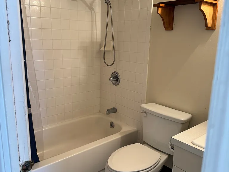1099 Green St #203 — Photo 10