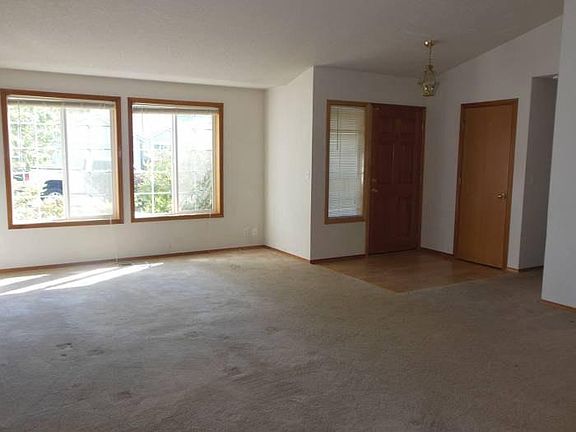Living room/Entryway