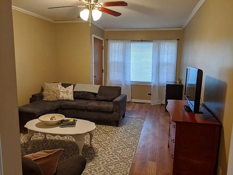 2 bed, 812 sqft, $1,350 — Photo 3
