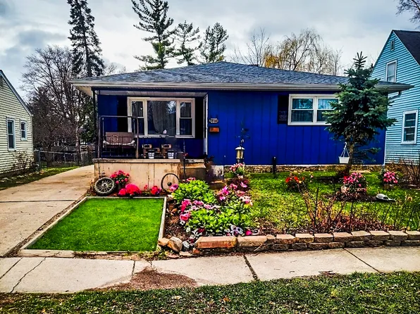 685 Cooper Ave, Elgin, IL 60120