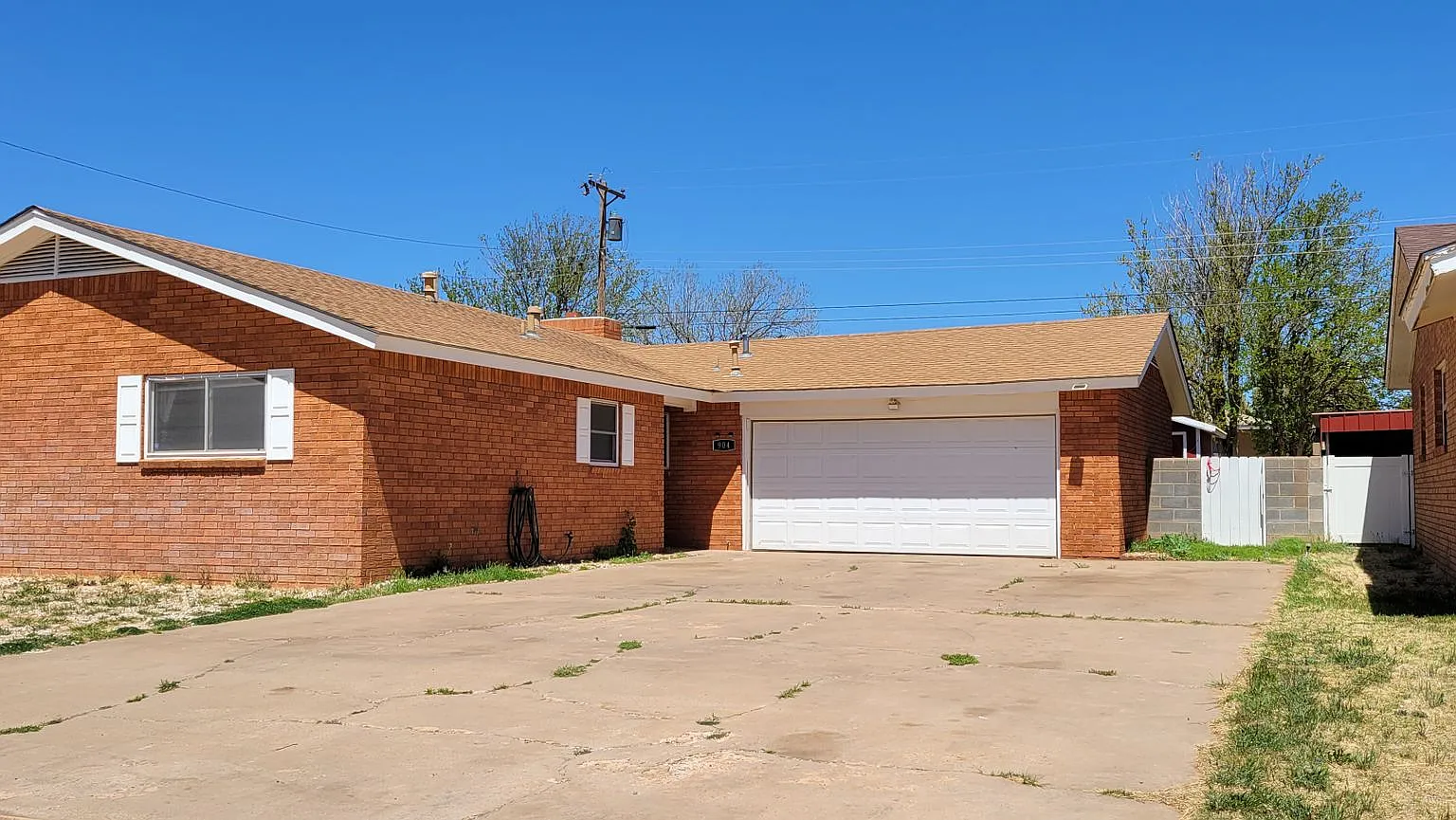 Large Home On Quiet Street — Photo 1